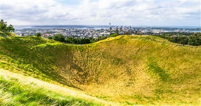 Mount Eden Auckland im Hintergrund